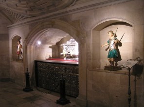 성 유스토와 성 파스토르의 무덤_photo by Bocachete_in the Crypt of the Cathedral of Sts Justus and Pastor in Alcala de Hernares_Spain.jpg